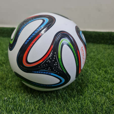 bola-de-futebol-adidas-brazuca-fifa-world-cup-2014-brasil-tamanho-5-novo-big-4