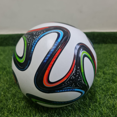 bola-de-futebol-adidas-brazuca-fifa-world-cup-2014-brasil-tamanho-5-novo-big-1